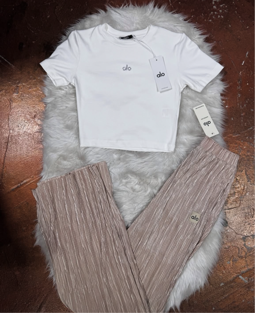 Crop T-Shirt Piliseli Pantolon Takım