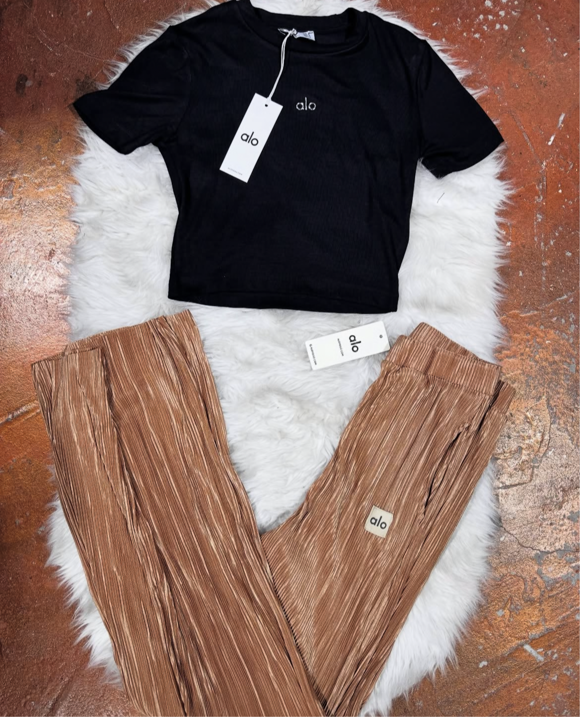 Crop T-Shirt Piliseli Pantolon Takım